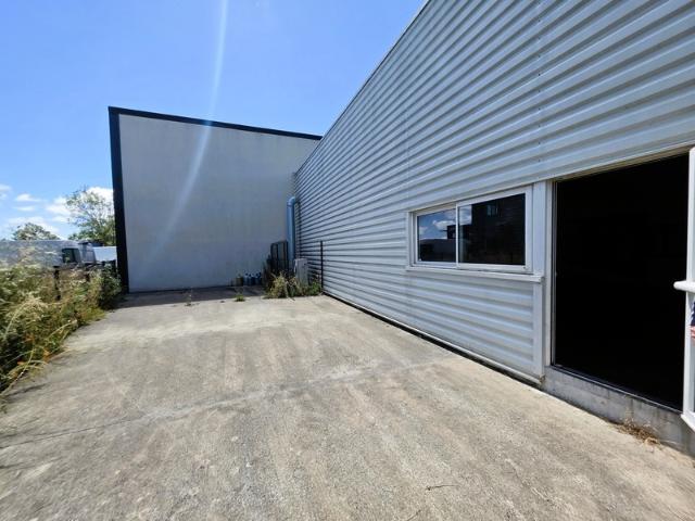A MARENNES 17, A Vendre en coeur de zone d'activité Bâtiment commercial Mixte 383m², avec bureau studio à l'étage