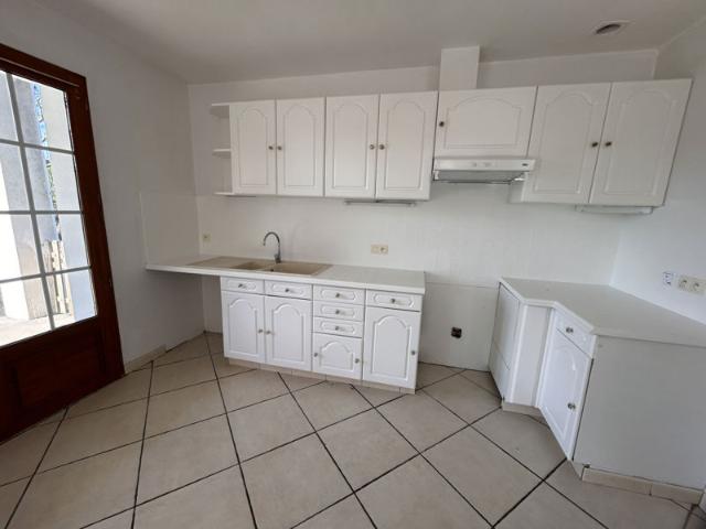 A Mendionde, vaste logement T4 en rez de chaussée de maison avec terrasse, parking, jardinet