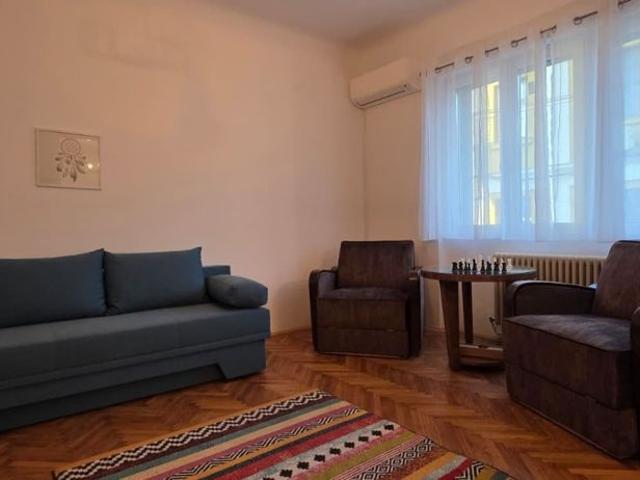 A modern apartment for rent in Cluj Napoca, central area, located 15 minutes walk from the University of Medicine and Pharmacy, with bedroom, living room, kitchen, garden and 2 bathrooms