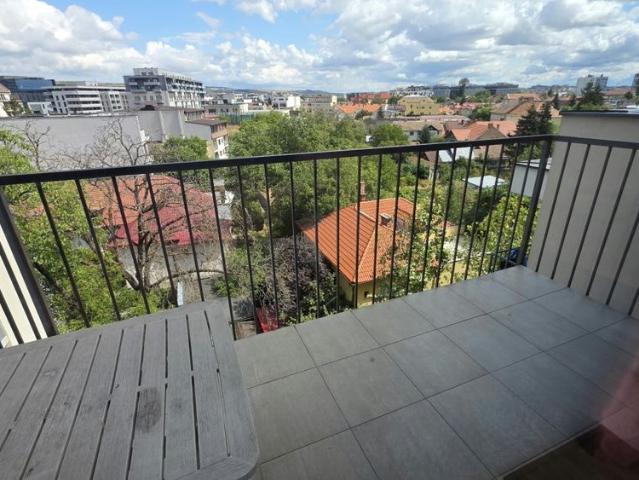 A modern apartment for rent in Cluj Napoca, central district, located a 20 minute walk from the University of Medicine and Pharmacy, with a bedroom, kitchen, and balcony