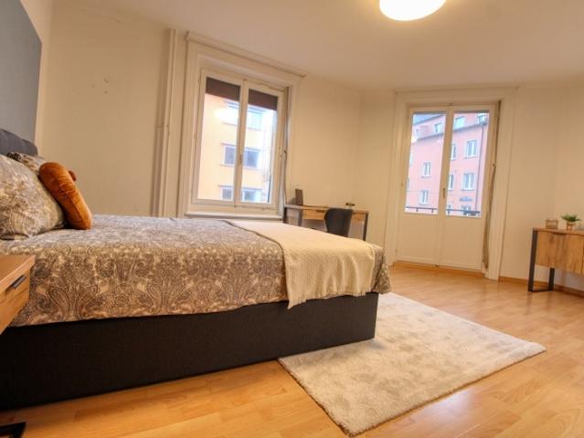 A Modernes Wohn Apartment im Zürichs lebendigen Wiedikon Viertel mit privatem Balkon
