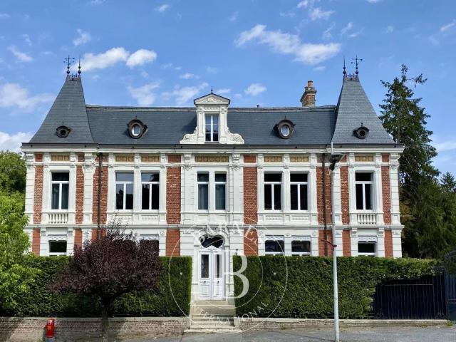 À moins de 2 h de Paris et moins de 1h de Reims Manoir 600m² Laon
