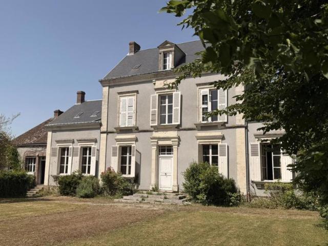 A moins de 2 heures de Paris, Ancien Presbytère de Coulonges les Sablons – Propriété de caractère sur un parc de 7 500 m²