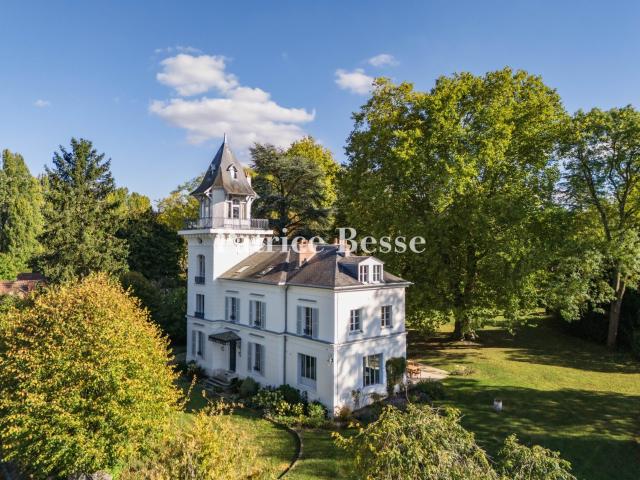 À moins de 50 km de Paris, dans un village de caractère, une. 485m² Barbizon
