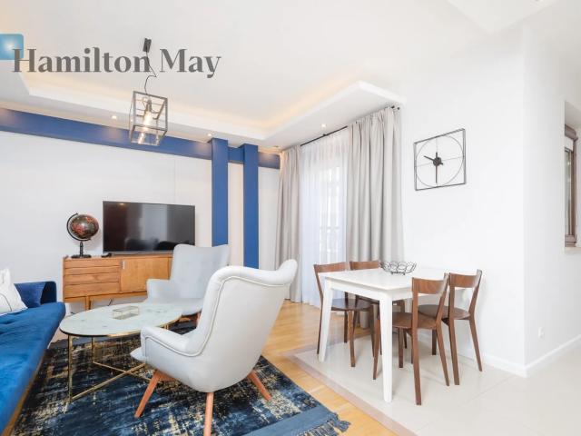 A newly renovated 3 room apartment with a balcony, a garage space and a storage room in the prestigious Nowy Świat building for rent