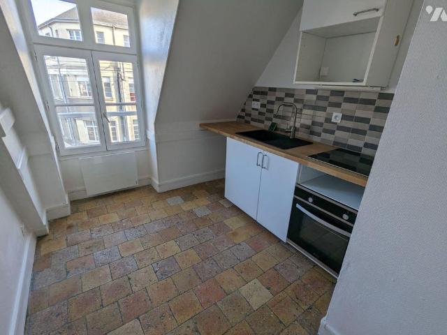 A NOGENT LE ROTROU, proche centre ville. Appartement rénové de 22 m2 au 2ème étage d'une rés.