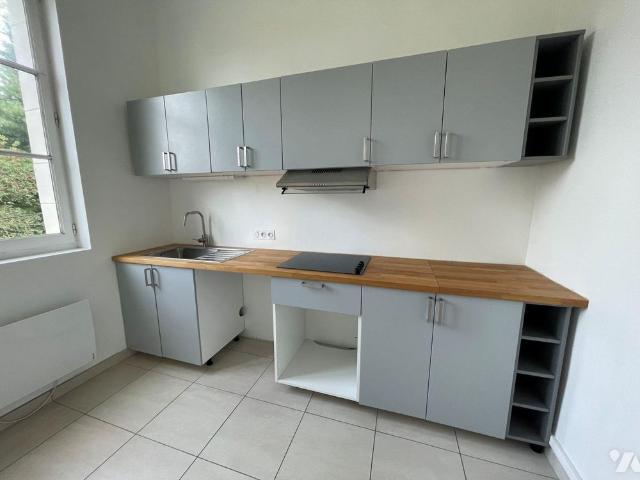 A NOGENT LE ROTROU, proche du centre ville, Au 1er étage sans ascenseur, un appartement de.