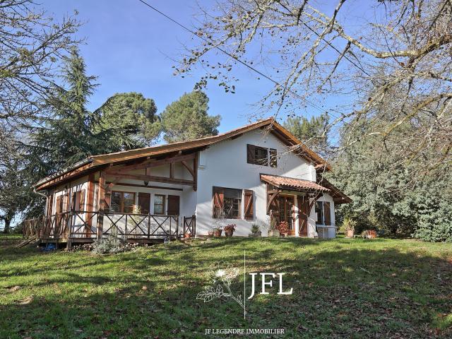 A OUSSE SUZAN Airial avec Maison, appartement, granges et piscine