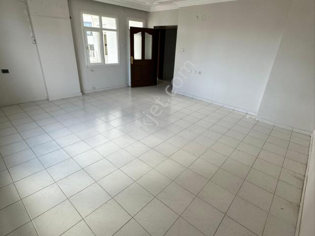 Aşağı Alata Da Merkezi Konumda Geniş 3+1 Kiralık Daire