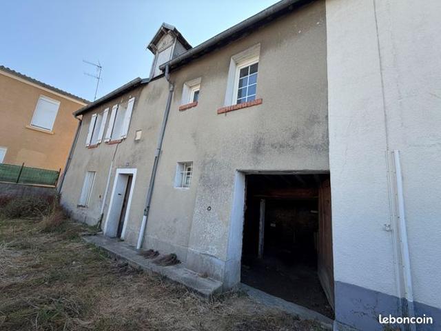 A agneaux maison mitoyenne d'un cote, a renover proche de toutes commodites