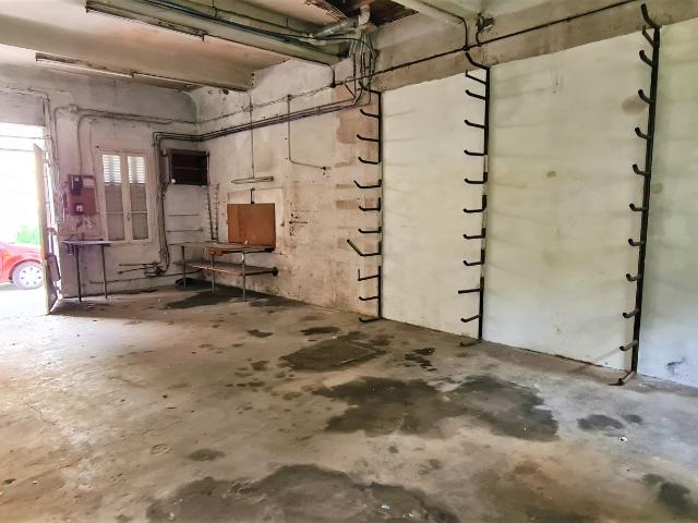 À Amélie Les Bains Palalda 66, a louer local de 64m2