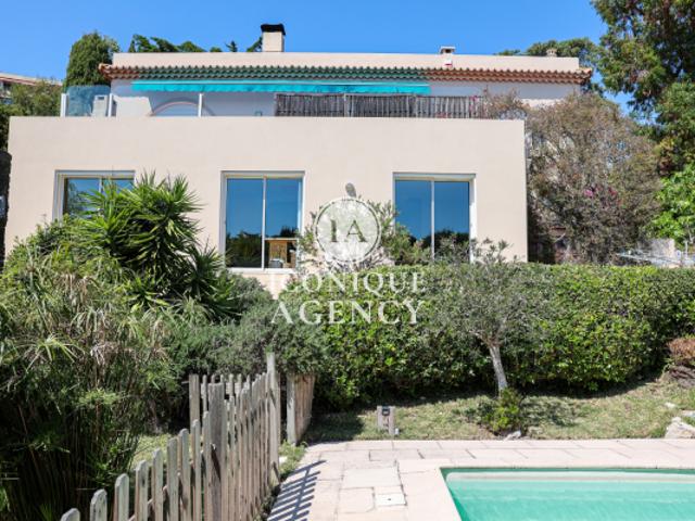 A Antibes à vendre Maison atypique de charme des années 50 a