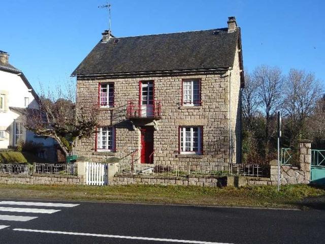 A BUGEAT EN HAUTE CORREZE GRANDE MAISON PIERRE DE 125 M² 5 CHAMBRES