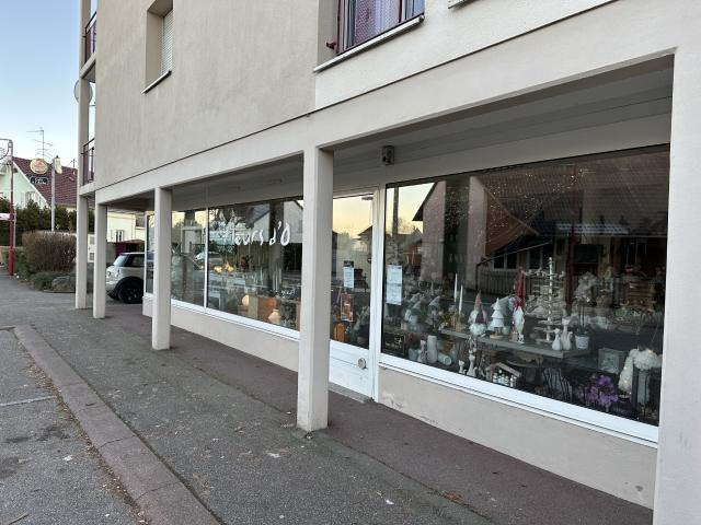 A Bartenheim: local commercial 53 m2 avec vitrine et garage de surface