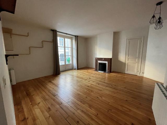 À Bayonne, grand appartement vide avec 4 pièces à louer à l'année