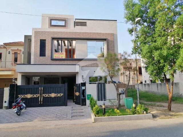 A beautiful 8 marla house for sale in usman block sector b bahria town lahore