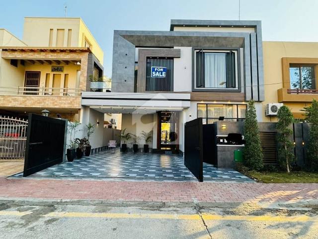 A beautiful 10 marla house for sale in rafi block sector e bahria town lahore