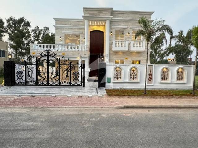 A beautiful 1 kanal spinsh house for sale in jasmine block sector c bahria town lahore