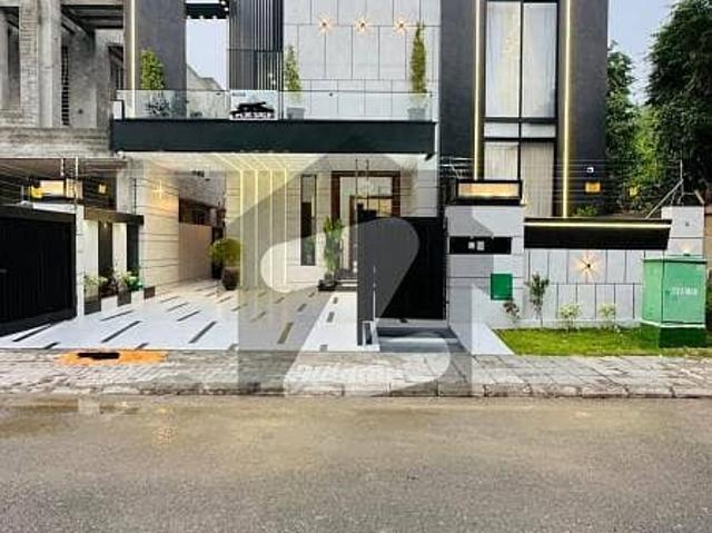 A beautiul 10 marla house f0r sale in chambelli block sector c bahria town lahore
