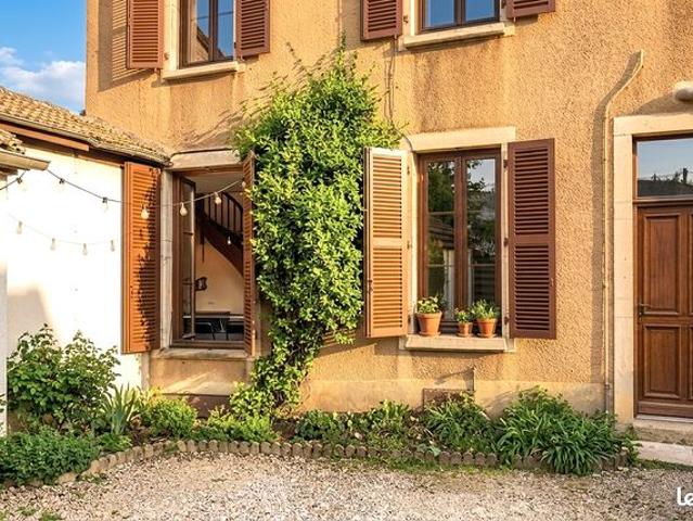 A Beaune, pépite de 104m². Maison de ville dans une petite copropriété avec 3 chambres et caves voûtées. Le charme de l'ancien face à l'intra muros