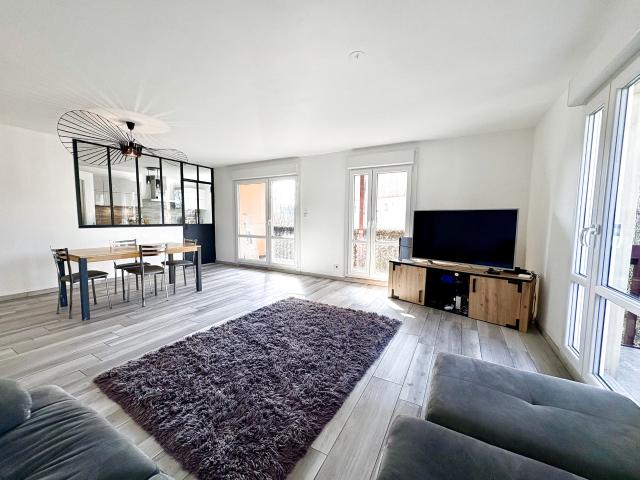 A BELFORT: Coup de coeur pour ce superbe appartement au calme avec grand balcon, garage et cave