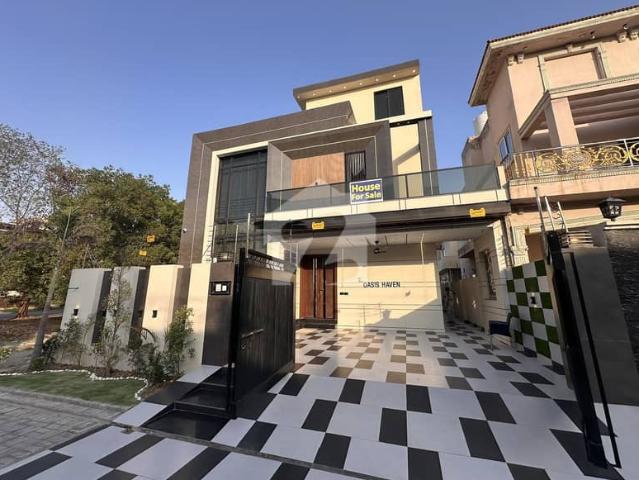 A Block Beautiful 10 Marla Straight Line Ultra Modern Designer'S House For Sale In Central Park