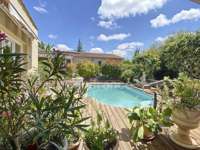 BOLLENE 84, à vendre Villa de Plain Pied 6 pièces 4 grandes chambres Terrain clos arboré de 1236 m²