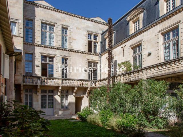 À Bordeaux, à quelques pas de la Grosse cloche, dans un imme. 76m² Bordeaux