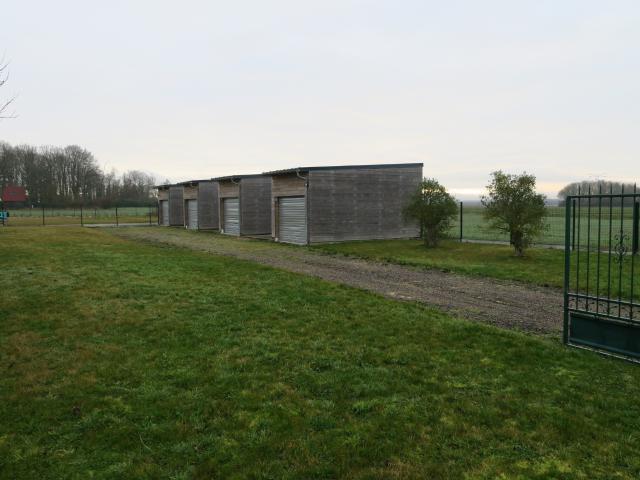 A BREVAL 78980 Ensemble immobilier de 4 garages et 3 places de parking indépendants sur une parcelle de 700 m2