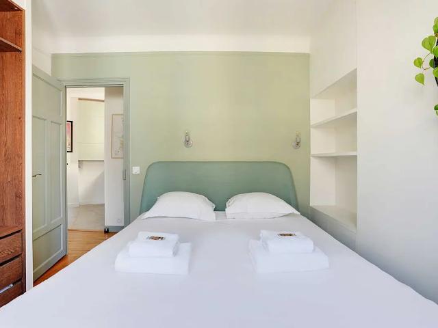 A Bright and Cozy Urban Retreat with Balcony, Paris Amsterdam Apartments for Rent