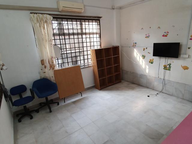 A bright & spacious master room of a semi detached house at 23 Jalan Kebangsaan 11, Taman Universiti. 5 minutes drive to