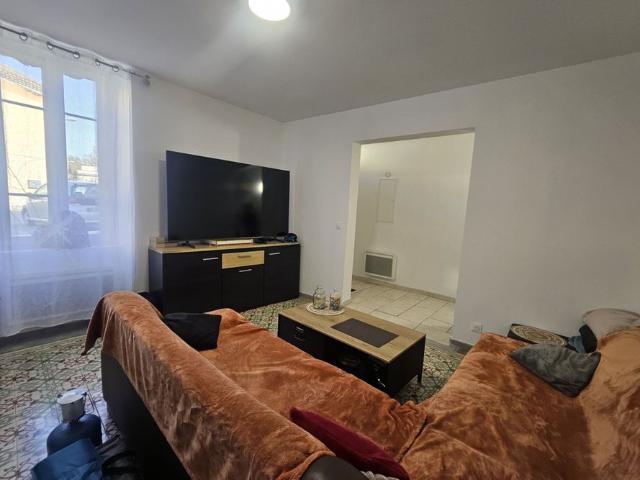 À Camaret Sur Aigues 84, villa de 92 m2 à louer avec terra