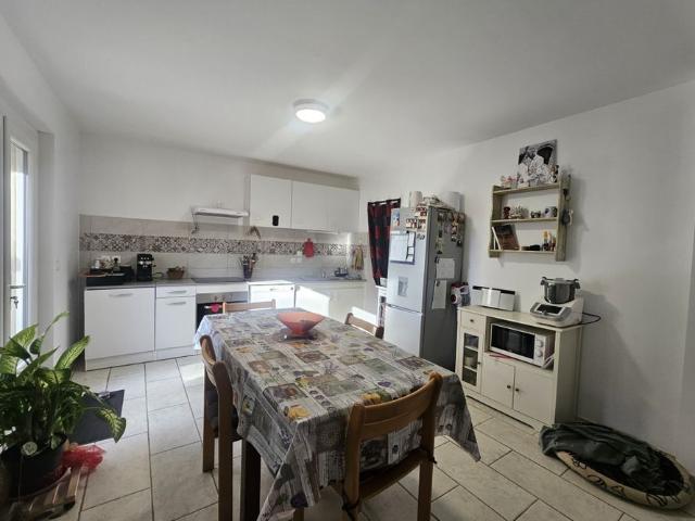 À Camaret Sur Aigues 84, villa de 92 m2 à louer avec terra
