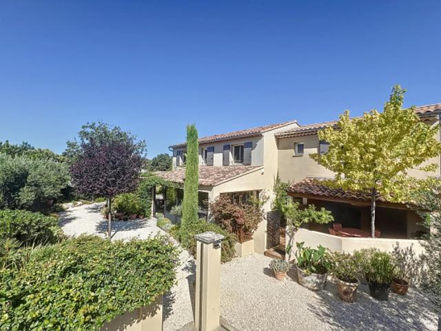 À Cavaillon, maison 9 pièces piscine et terrain de 1090 m2