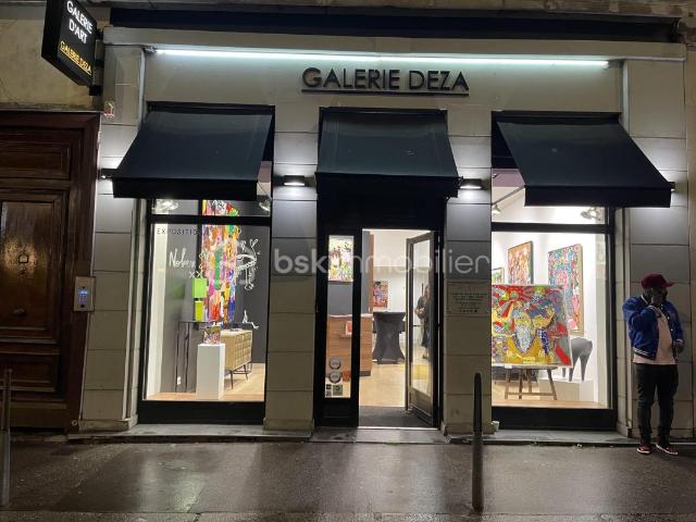 À céder – Bail commercial 54 m² + mezzanine 18 m² – Emplacement premium rue Thomassin centre ville, métro et parking à proximité, axe passant, secteur dynamique et recherché
