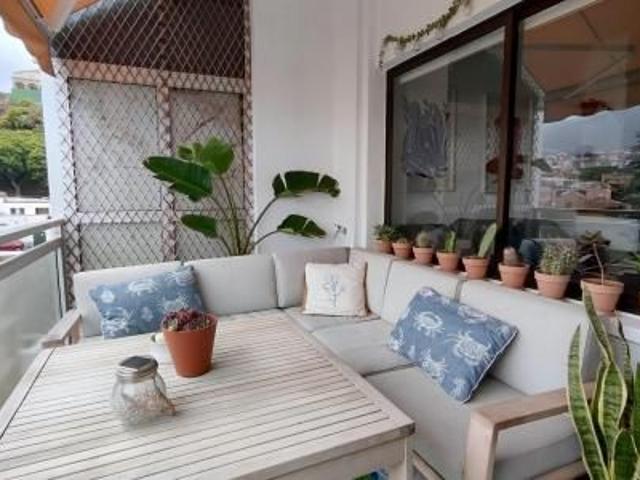 A charming duplex flat in the centre of Puerto de La Cruz is available to rent on a seasonal basis. Shops nearby. Comfortable