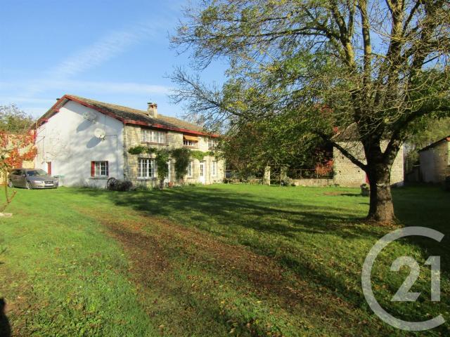 A cinq minutes de Brioux sur Boutonne dans un village paisib. 215m² Chérigné