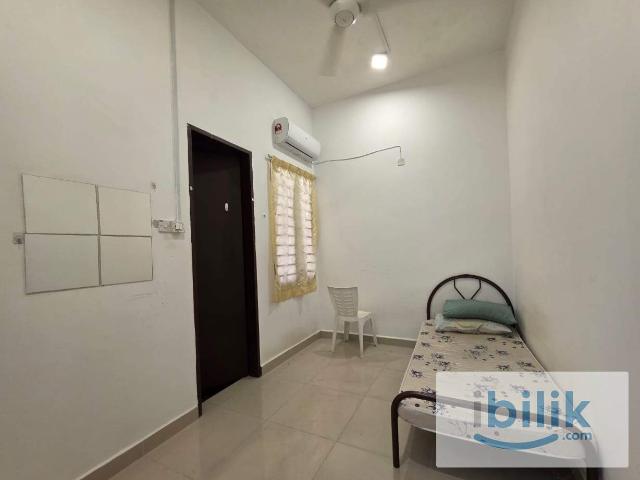A comfortable master room with private bathroom. New modern Malay town house with a garden lake nearby