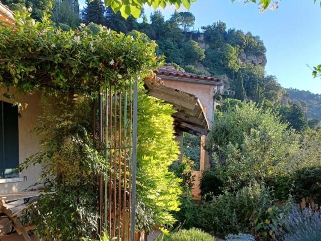 A Cotignac Dans le centre du village, Maison avec jardin