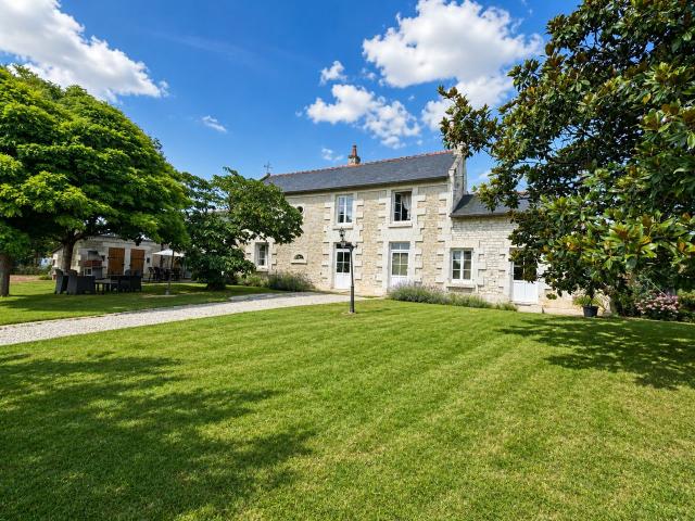 À DÉCOUVRIR BEL ENSEMBLE IMMOBILIER AVEC DÉPENDANCES ET LOGEMENT INDÉPENDAN