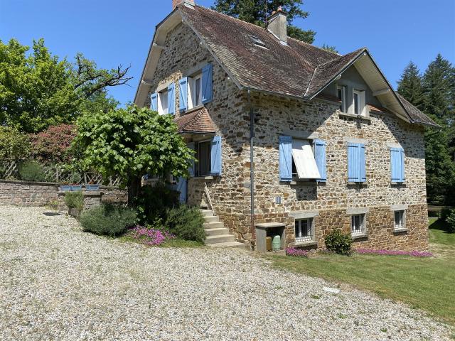 A découvrir cet ensemble en pierre, composé d'une maison d'h. 140m² Saint Vitte sur Briance