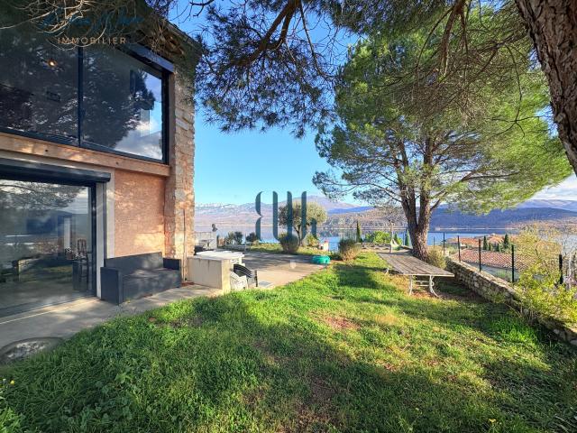 À découvrir: Maison individuelle offrant une vue surplombante sur le lac de Sainte Croix