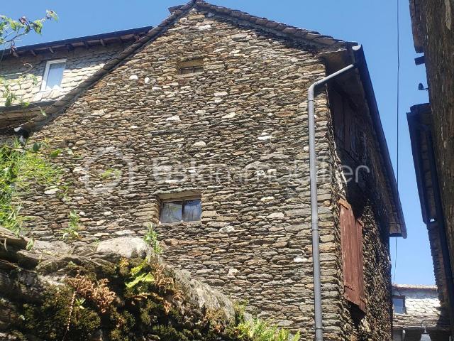 À découvrir sans tarder: une maison pleine de charme au cœur d’un village typique de Lozère