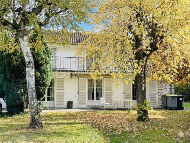 À découvrir sans tarder: charmante maison familiale idéalement située au centre de Bois le Roi !