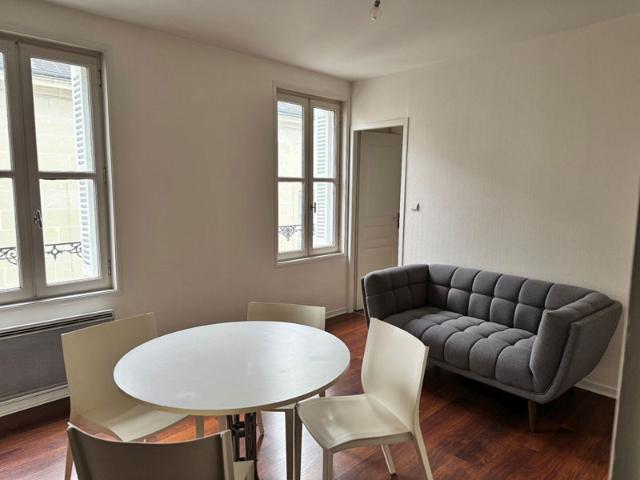 A DEUX PAS DU MARCHE, APPARTEMENT MEUBLE REFAIT RECEMMENT