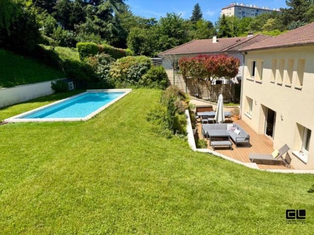 A DEUX PAS DU METRO GORGE DE LOUP MAISON DE 135M² TERRAIN 975M² AVEC PISCINE