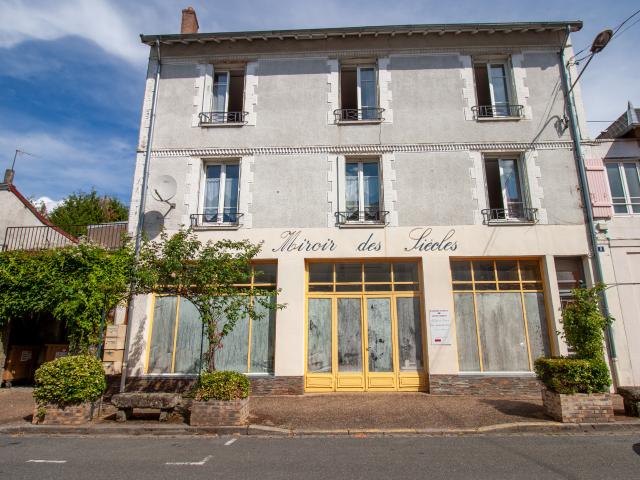 À deux pas du centre ville de Bourganeuf, venez découvrir cet immeuble aux multiples possibilités !