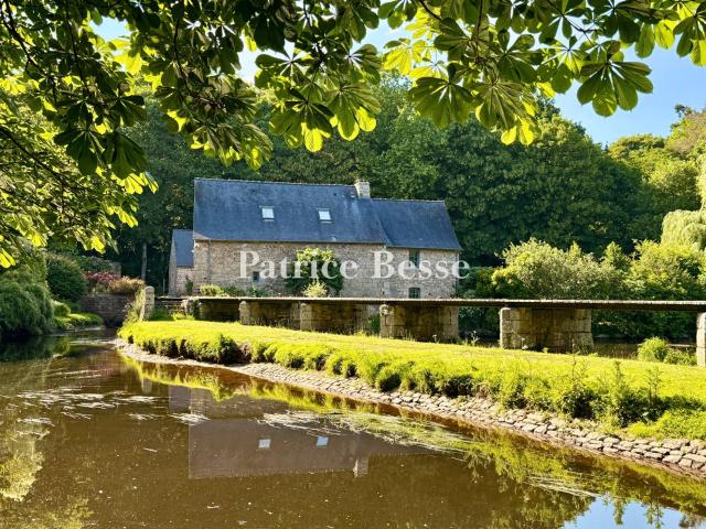 À deux pas du centre historique de Guingamp, au fil du Trieu. 303m² Guingamp