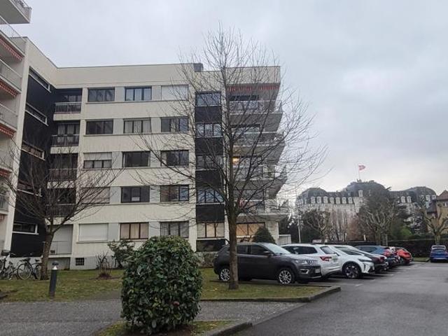 A deux pas du lac dans le secteur prisé d'Albigny