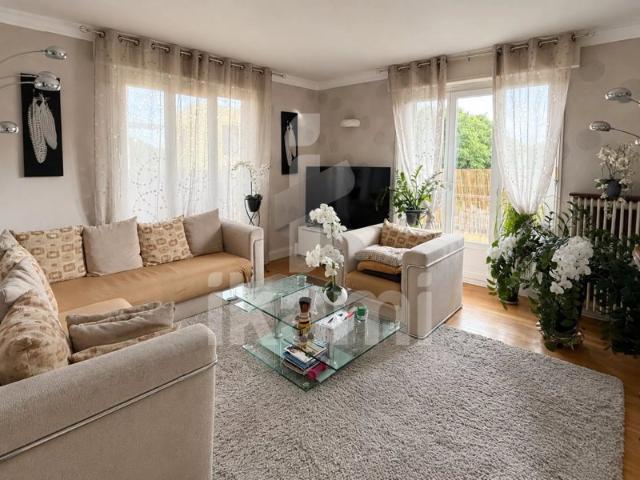 À deux pas de Lyon Grand T3 de 107 m2 avec garage et balco